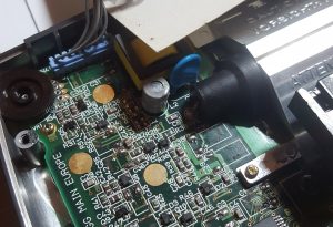 Réparation Sega Gamegear: Remplacement des condensateurs.